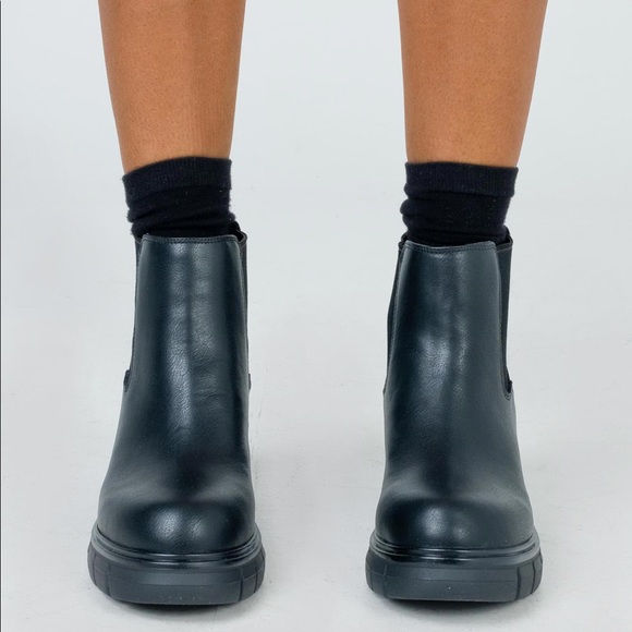 SOLD Princess Polly DAMAGE BOOTS BLACK - Picture 2 of 8